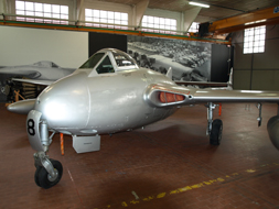 DE HAVILLAND DH-100 "VAMPIRE"